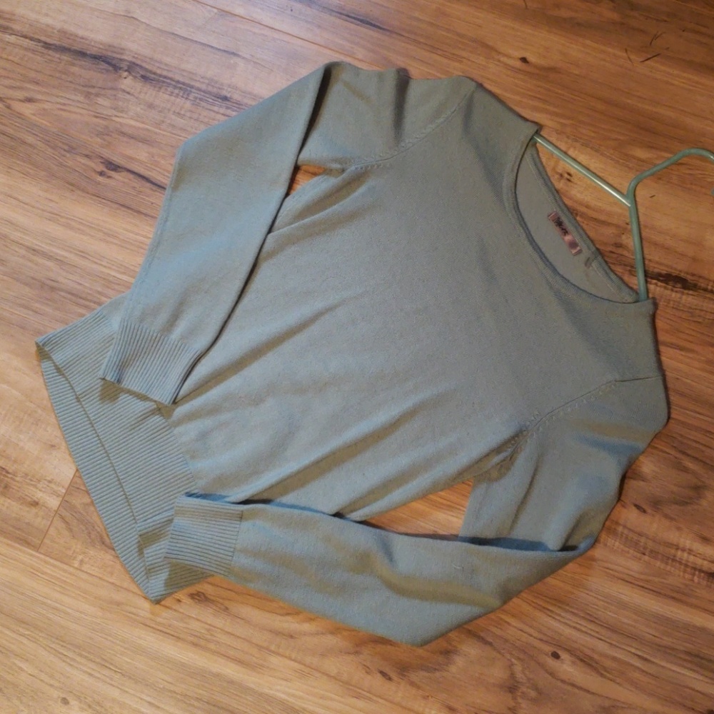 Lightweight sweater